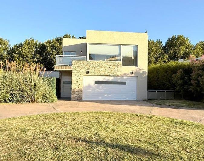 Casa · 263m² · 4 Ambientes · 2 Cocheras