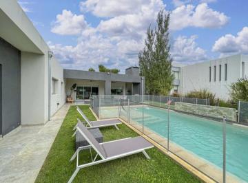 Casa · 265m² · 5 Ambientes · 2 Cocheras · Kentucky Venta de Casa 4 Dorm. en Funes - Rosario