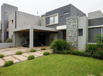 Casa · 214m² · 4 Ambientes · 2 Cocheras · Casa en Venta en Barrio Cerrado Comarca de Allende.