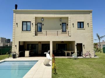 Casa · 250m² · 6 Ambientes · 2 Cocheras · Casa en Venta Barrio Lagos de Canning