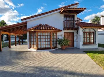 Casa · 216m² · 6 Ambientes · 2 Cocheras · Vivienda de Categoría en Barrio Álamos del Aero Club, Rafaela