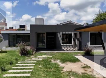 Casa · 230m² · 6 Ambientes · 2 Cocheras · Casa con 4 Dorm. en Venta en Barrio Santa Rita