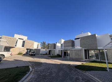 Casa · 80m² · 4 Ambientes · 1 Cochera · Dúplex 2 Dorm. en Venta. La Calandria