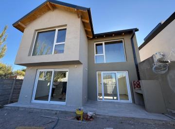 Casa · 215m² · 4 Ambientes · 1 Cochera · Casa en El Barrio Abierto Ayres del Limay