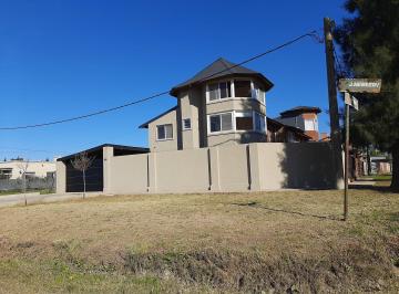 Casa · 92m² · 4 Ambientes · 2 Cocheras · Jorge Newbery Al 2200 - Venta Casa 3 Dorm. en Funes