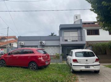 Casa · 352m² · 3 Dormitorios · 1 Cochera · Casa en Temperley Este