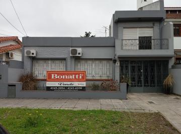 Casa · 352m² · 3 Dormitorios · 1 Cochera · Casa en Temperley Este