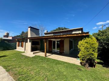 Casa · 125m² · 4 Ambientes · 1 Cochera · Casa en La Caleta con Pileta y Cochera