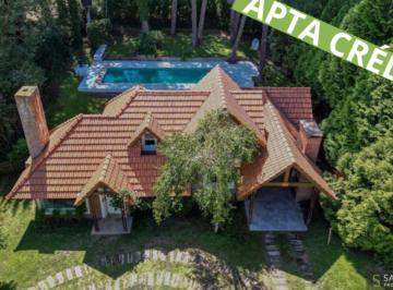 Casa de 4 ambientes, Cariló · Venta Chalet Clásico en Cariló | 3 Dorm + Escritorio | Doble Parrilla y Piscina | Santamarina