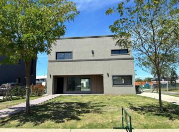 Casa · 169m² · 4 Ambientes · 3 Cocheras · Casa en Alquiler San Pablo