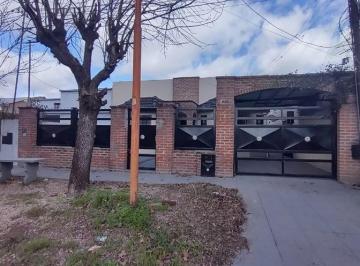 Casa · 110m² · 3 Ambientes · 1 Cochera · Casa en El Quinto con Muy Buena Luminosidad
