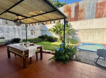 Casa · 80m² · 3 Ambientes · Venta de Casa con Fondo Libre y Pileta