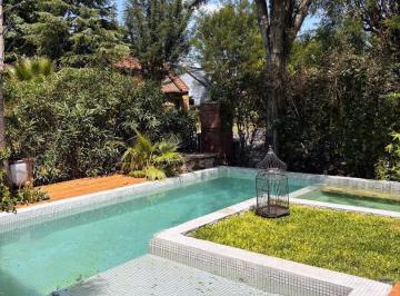 Casa · 240m² · 5 Ambientes · 2 Cocheras · Venta de Casa