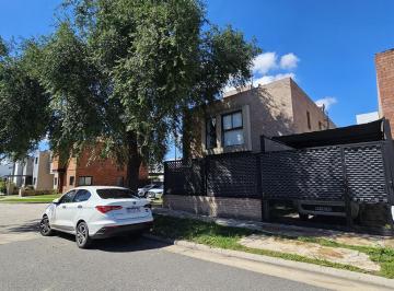 Casa · 111m² · 5 Ambientes · 2 Cocheras · Dúplex en Miradores de Manantiales I en Venta - 3 Dorm.