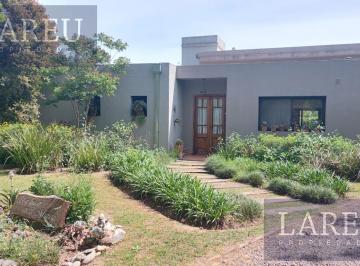 Casa · 131m² · 4 Ambientes · 3 Cocheras · Casa en El Barrio Roble Joven