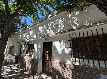 Casa · 164m² · 6 Ambientes · Casa 2 Dorm. + Depto. a Remodelar en General Bustos - Venta