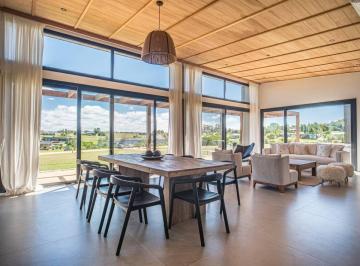 Casa · 282m² · 4 Dormitorios · 2 Cocheras · Casa en Venta de 4 Suites en Pueblo Mio