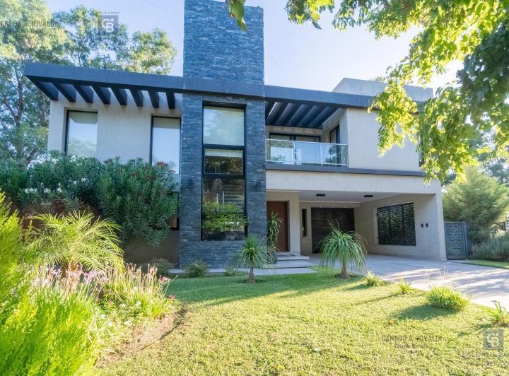 Casa · 349m² · 7 Ambientes · 2 Cocheras