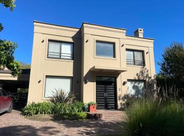Casa · 192m² · 6 Ambientes · 4 Cocheras · Venta de Casa en Barrio Septiembre Escobar Apto Credito Permuta
