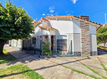 Casa · 115m² · 5 Ambientes · 2 Cocheras · Chalet en Venta en Haedo Norte