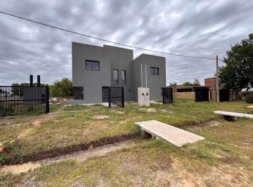 Casa · 107m² · 5 Ambientes · 2 Cocheras · Casa en Venta en Funes Town