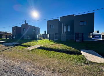 Casa · 107m² · 5 Ambientes · 2 Cocheras · Casa en Venta en Funes Town