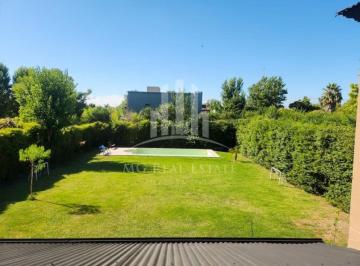 Casa · 150m² · 4 Ambientes · 3 Cocheras · # en Venta Cómoda Propiedad de 4 Ambientes en El Barrio Los Sauces