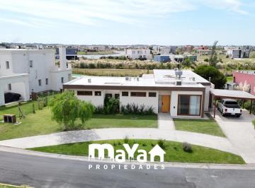Casa · 210m² · 5 Ambientes · 2 Cocheras · Casa en Venta - San Sebastian