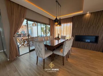 Casa · 220m² · 3 Ambientes · 4 Cocheras · Casa en Venta en Siete Soles - Parterres con Pileta