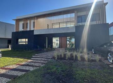 Casa · 221m² · 4 Ambientes · 1 Cochera · Casa en Venta en Canal Barrio Nautico, Villanueva, Tigre