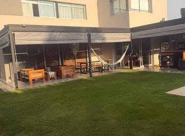 Casa · 230m² · 3 Dormitorios · 2 Cocheras · Casa en Venta en La Morada Villa Urbana