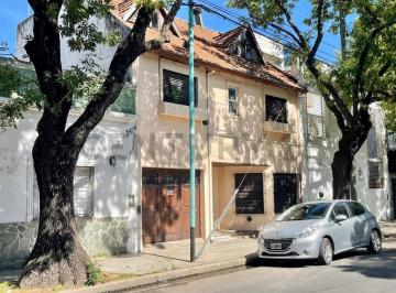 Casa · 245m² · 6 Ambientes · 1 Cochera · Venta Casa con Jardin, Pileta y Cochera