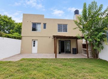 Casa · 105m² · 5 Ambientes · 1 Cochera · Casa en Venta Bº Las Palmas