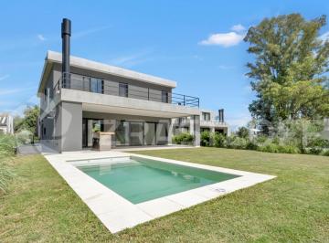 Casa · 267m² · 7 Ambientes · 2 Cocheras · Casa en Azzurra Tortugas 2 Suites, 2 Dorm, Pileta. Acepta Lote en Parte de Pago en Azzurra