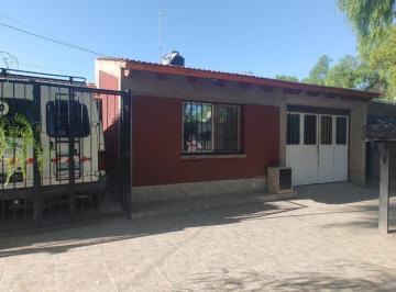 Casa · 140m² · 3 Dormitorios · 2 Cocheras · Casa en Venta en Las Heras