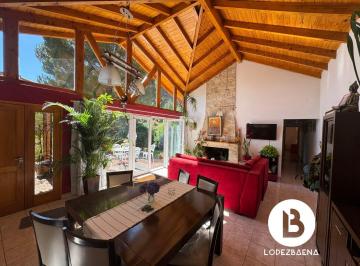 Casa · 245m² · 6 Ambientes · Casa en Venta 3 Dorm. - 2 Baños - 2 Cocheras - Quincho y Mucho Espacio Verde