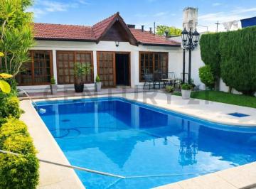 Casa · 270m² · 5 Ambientes · Venta Casa 4 Ambientes Castelar Sur Apta Credito Pileta Quincho