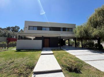 Casa de 4 ambientes, La Plata · Hermosa Casa a Estrenar en 2 Plantas con Piscina, Fondo Parquizado