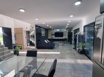 Casa · 260m² · 6 Ambientes · 4 Cocheras · Venta de Casa en Lagos de Canning I