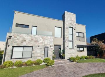 Casa · 260m² · 6 Ambientes · 4 Cocheras · Venta de Casa en Lagos de Canning I