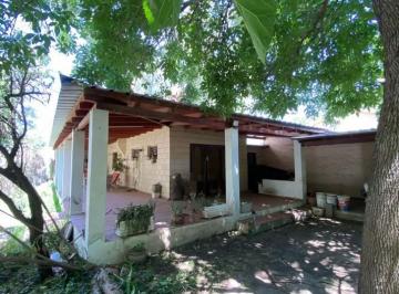 Quinta vacacional · 92m² · 5 Ambientes · 3 Cocheras · Casa de Campo con Galeria y Pileta en Lote de 900 m en Valle de Anisacate