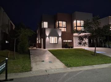 Casa · 225m² · 6 Ambientes · 3 Cocheras · Casa 6 Amb Nordelta a Estrenar
