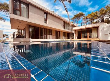 Casa · 533m² · 8 Ambientes · 8 Cocheras · Casa en Villarobles a 50 m Playa, Pinamar