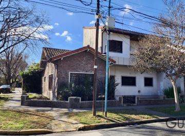 Casa · 193m² · 5 Ambientes · 2 Cocheras · Imponente Casa en Venta de 5 Ambientes con Jardín y Cochera
