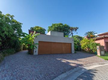 Casa · 469m² · 8 Ambientes · 3 Cocheras · Casa en Venta en Barrio Los Miradores I