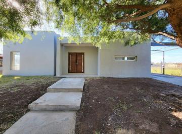 Casa · 225m² · 8 Ambientes · 2 Cocheras · Casa en Venta - 4 Dorm. 4 Baños - 1000 m² - Escobar