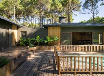 Casa de 6 ambientes, Pinamar · Casa en Venta en Pinamar Norte - Pileta Climatizada - Gas Natural - a Estrenar