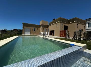 Casa · 160m² · 4 Ambientes · Casa en Alquiler Rumencó Joven