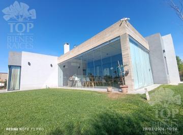 Casa · 173m² · 5 Ambientes · 2 Cocheras · Moderna Casa Al Golf con Espejo de Agua