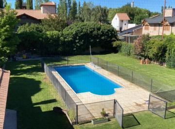 Casa de 5 ambientes, Neuquén · Exclusiva Casa en Alquiler en Barreneche | 3 Suites, Pileta y Terreno de 900 m²